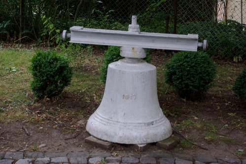 Die ehemalige Glocke aus dem Jahre 1917 ist vor dem Eingang aufgestellt