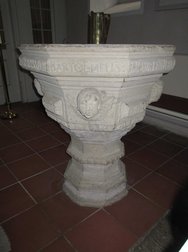 Das Taufbecken aus Elmkalkstein